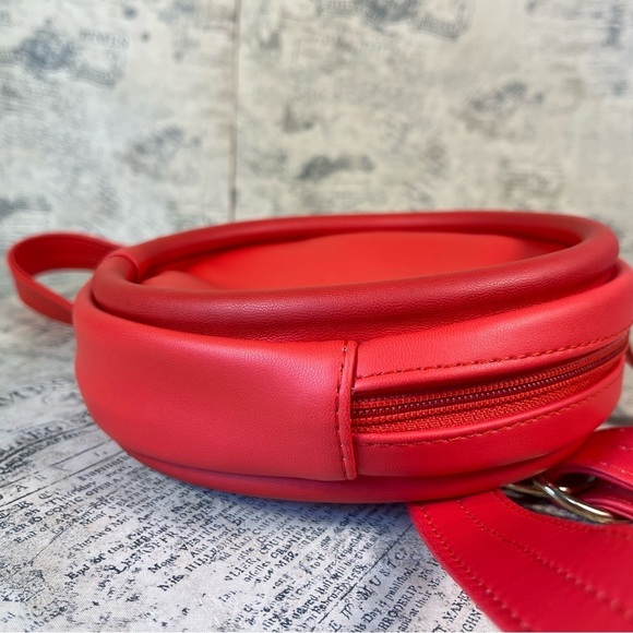HOZEN Belt Bag in Rouge - sustainably crafted - Picture 5 of 11